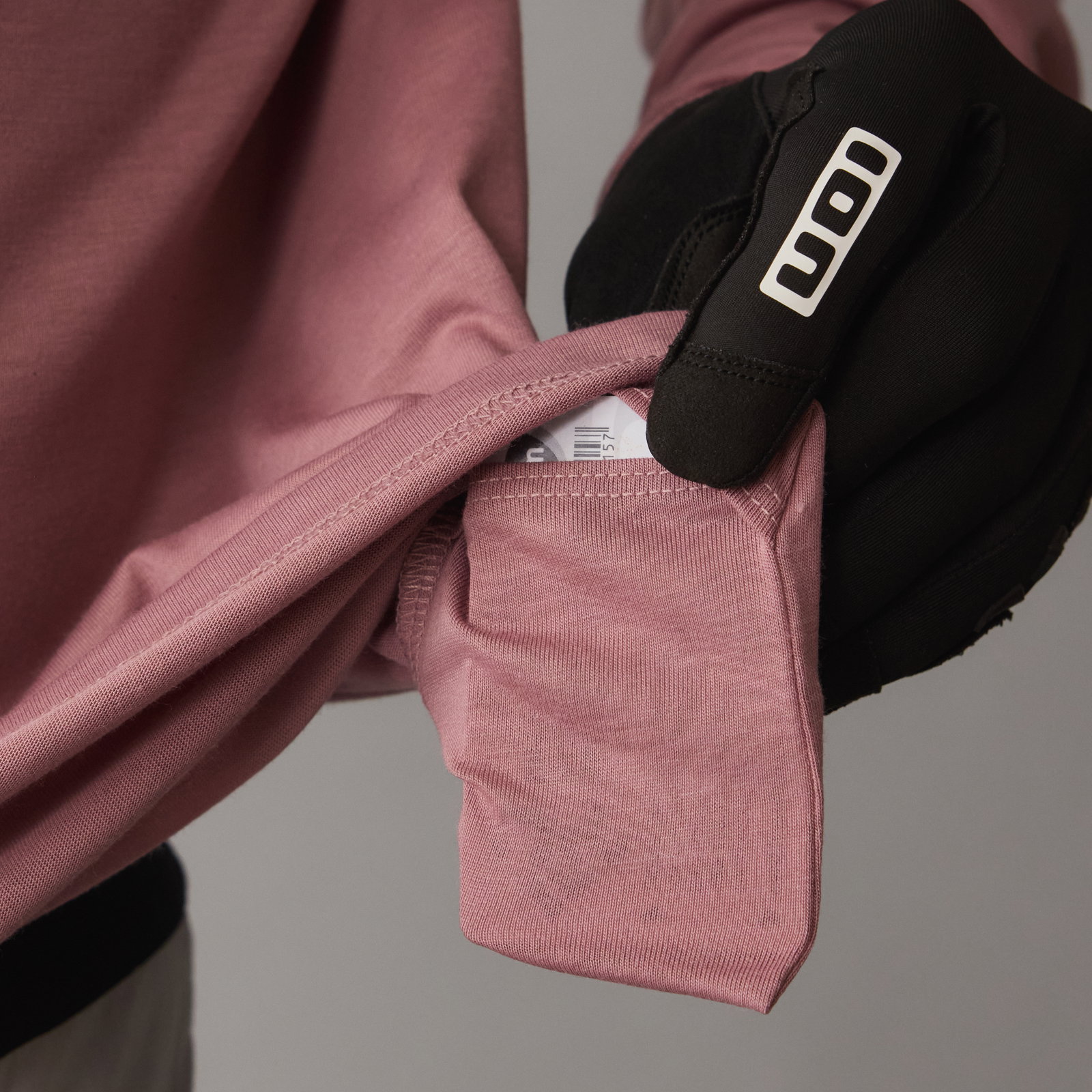 ION S_Ionic LS DR men cycling jersey in dusty rose pocket detail for mountain biking
