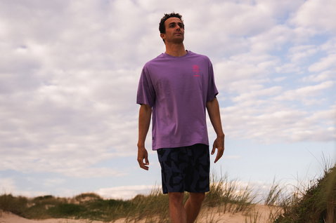 ION Boardshorts AOP 19" homme en bleu marine foncé imprimé intégral lors d'une promenade sur dunes côtières