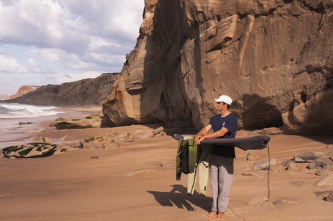 Pantalon unisexe ION Pants HD Cotton en gris lors d'une session plage sur une côte rocheuse