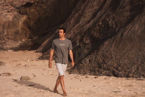 ION Ionic Kurzarm-T-Shirt Herren in olivgrau beim Spaziergang am Strand