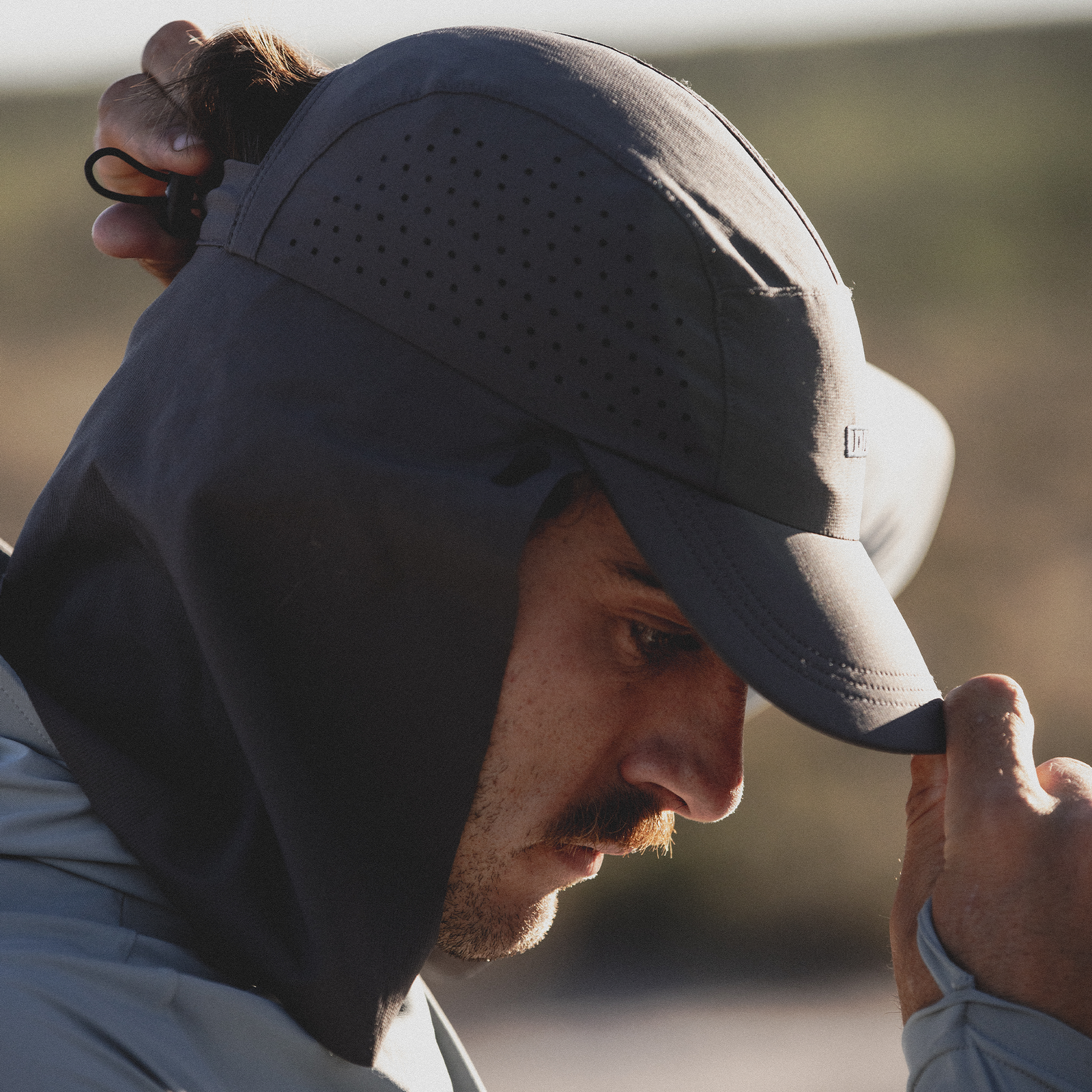 ION Surf Cap PRO cappellino in grigio scuro con parasole e laccio, vista laterale indossato