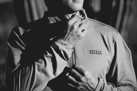 ION Storm Pro LS Wetshirt Herren in dunkelgrau mit Halbzip-Kragen — Vorderansicht