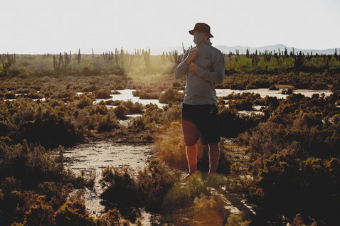 ION Water Storm Pro LS Wetshirt Herren langarm in hellgrau beim Outdoor-Abenteuer in der Wüste