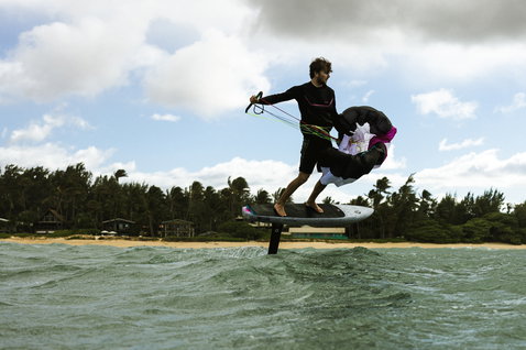 ION Water Neo Jam veste néoprène lors du wing foiling au-dessus d'un lagon tropical