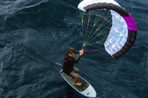 Veste néoprène ION Jam lors d'une session de parawing en mer ouverte vue aérienne drone