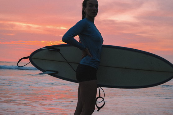 ION_Water_Rashguard-LS-women_Action-Shots_2