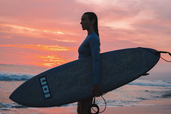 ION_Water_Rashguard-LS-women_Action-Shots_7
