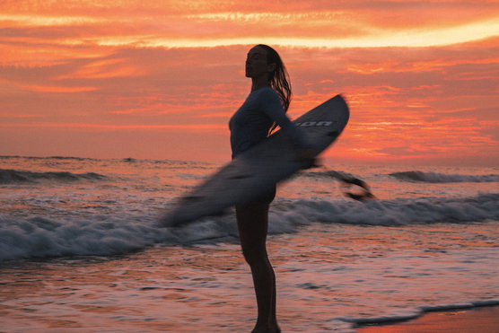 ION_Water_Rashguard-LS-women_Action-Shots_10