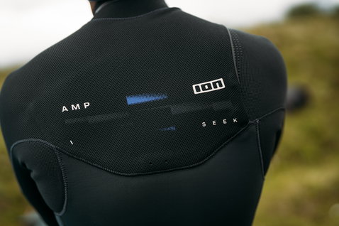 ION Seek Amp 4/3mm front-zip men's fullsuit in black, back detail showing stretch mesh panel