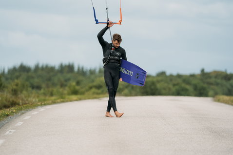 ION Seek Amp 4/3mm front-zip fullsuit wetsuit during kitesurfing at the coast