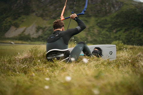 ION Seek Amp 3/2mm front-zip fullsuit men during kitesurfing in dark olive and grey