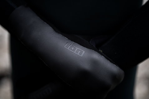 ION Arctic Mitten 5/4 neoprene mitten in black – smooth skin dorsal detail with ION logo