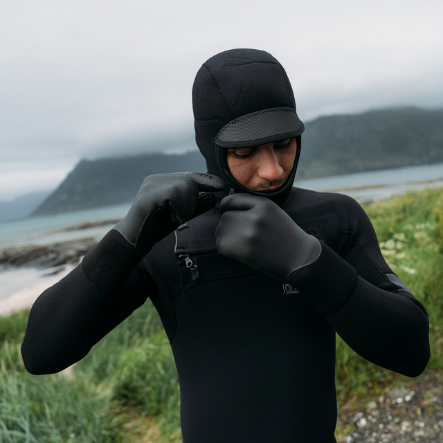 ION Lobster Mitten 4/3mm neoprene mittens in black during wave surfing at a Nordic coastline