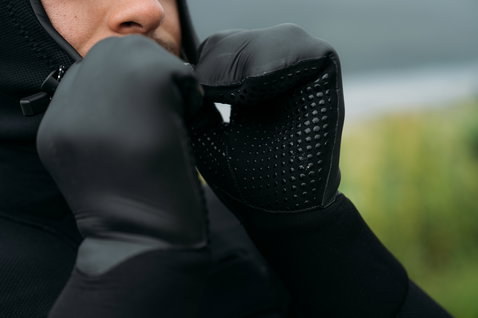 ION Lobster Mitten 4/3 neoprene mittens in black during surfing at the coast
