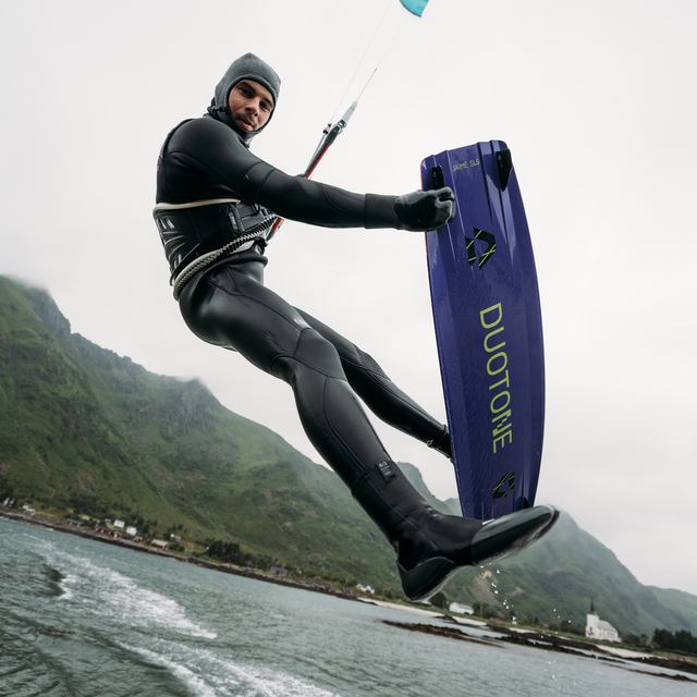 ION Feelgood Sock 4/3mm neoprene sock in black during kitesurfing over the ocean