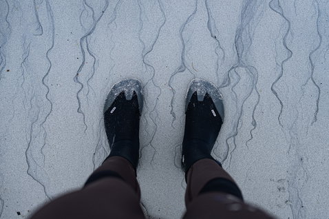 ION Feelgood Socks 4/3mm neoprene socks in black during kitesurfing on the beach