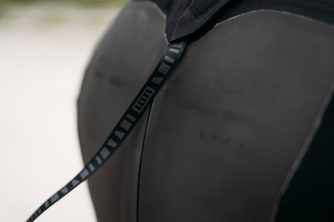 ION Seek Amp 4/3mm back-zip fullsuit in black — back zip strap detail