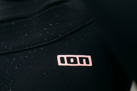 ION Amaze Amp 6/5mm front-zip hooded fullsuit women in black – chest logo detail