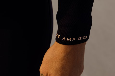 ION Amaze Amp 3/2mm front-zip women's fullsuit in black – wrist cuff detail