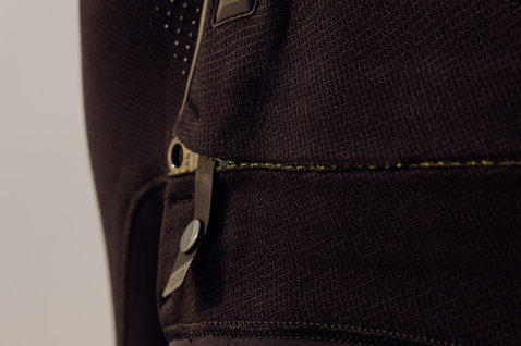ION Amaze Amp 3/2mm front-zip fullsuit women – chest zip detail in near black with olive contrast stitching