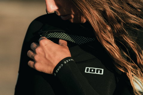 ION Amaze Core 3/2mm Front-Zip Fullsuit Damen in schwarz beim Wassersport an der Küste