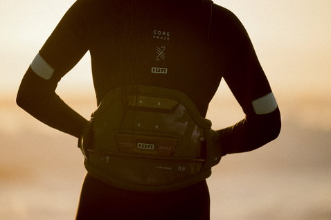 ION Amaze Core 3/2mm Frontzip Neoprenanzug Damen in schwarz beim Kitesurfen am Strand