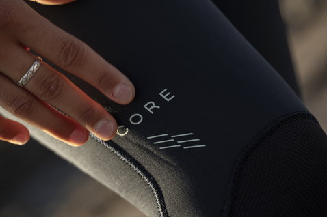 ION Amaze Core 3/2mm Frontzip Damen-Neoprenanzug in schwarz – Detailansicht CORE-Print und Reißverschluss