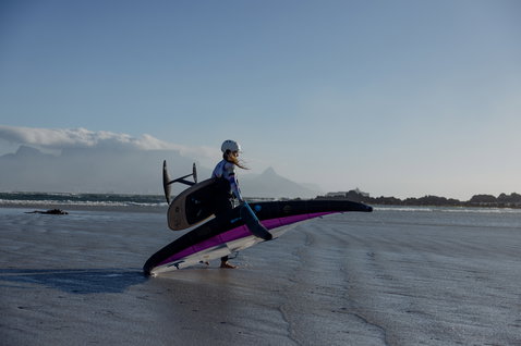 ION Amaze Core fato de neoprene feminino 4/3mm zip frontal durante wing foiling na praia