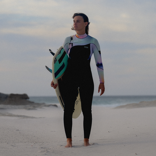 ION Amaze Core fato completo feminino 4/3mm fecho frontal em preto com turquesa e roxo durante o surf na praia