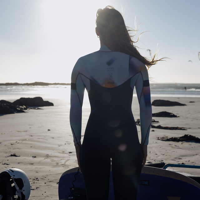 ION Amaze Core fato de mergulho feminino 4/3mm fecho frontal durante kitesurf no oceano em deep sea e branco