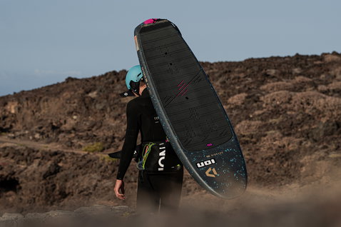 ION Jam waist harness during wing foiling at the coast in black with parawing stow pouch
