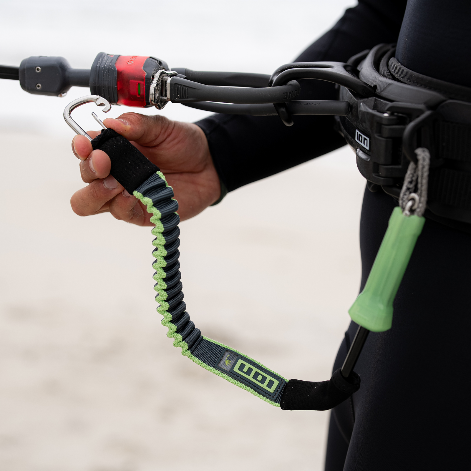 ION Kite Safety Leash Core Short 55cm in black and neon green during kitesurfing on the beach