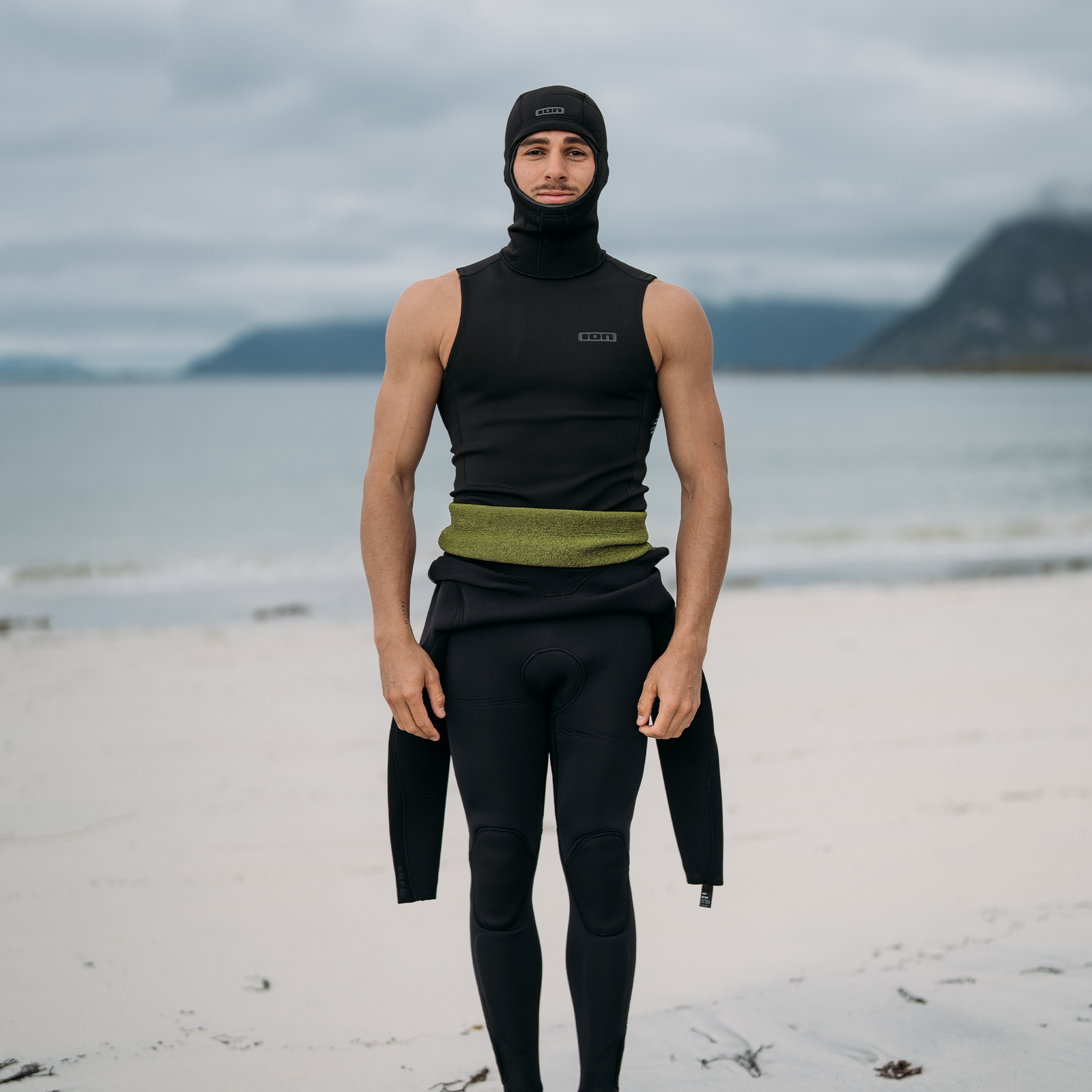 ION Neo Top Hooded Vest 2/1mm veste néoprène à capuche en noir lors d'activités nautiques sur la plage