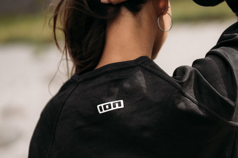 ION Wetshirt LS Surf Shield t-shirt de manga comprida em preto usada na costa