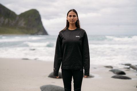 ION Surf Shield camisola de surf manga comprida unissexo em preto na praia