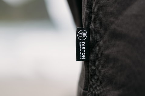 Wetshirt ION Surf Shield manga comprida em preto – detalhe etiqueta Diston Anticut Shield