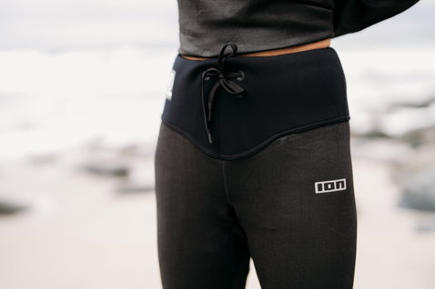 ION Bottom Tights Short Surf Shield neoprene tights in black during wave surfing at the coast